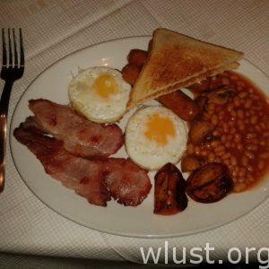 Full English Breakfast: Uova, fagioli, toast, salsiccia, bacon, pomodori